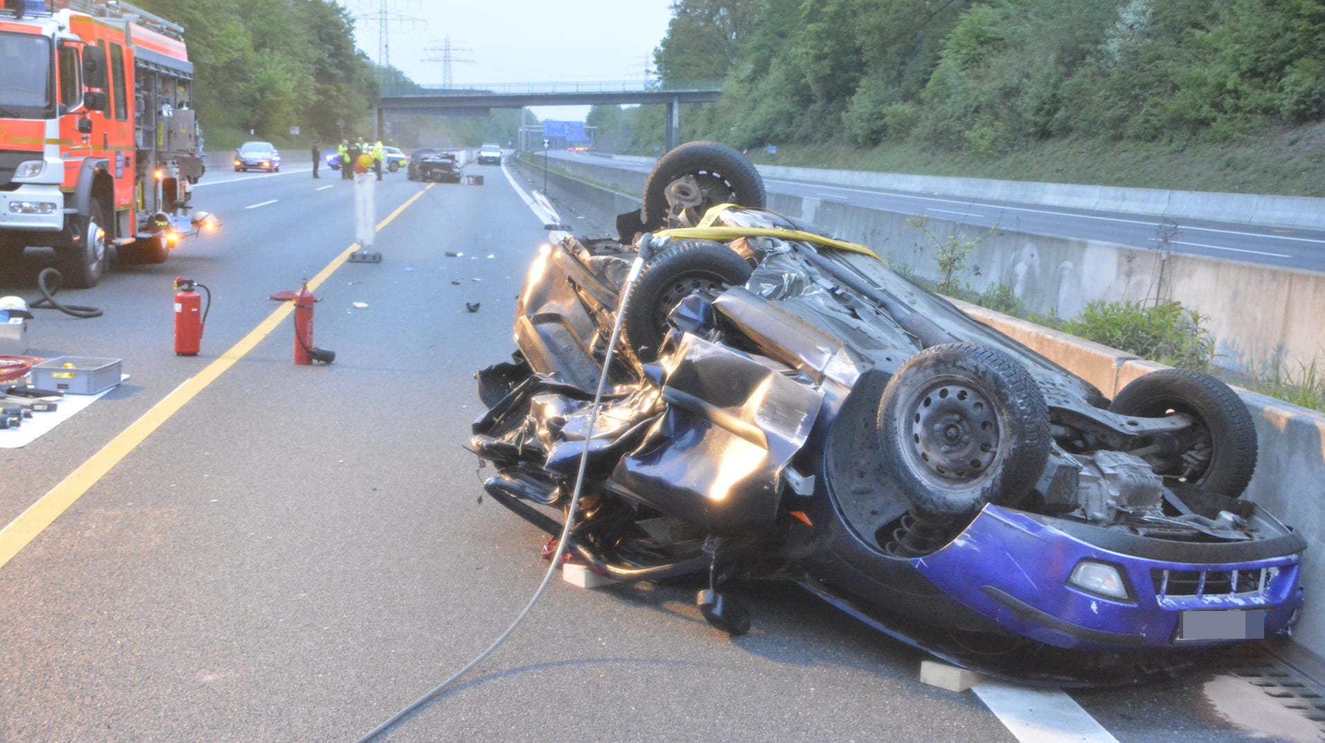 Das schwer beschädigte Auto auf der A1: Wie es zu dem Unfall kam, kann die Polizei noch nicht sagen.