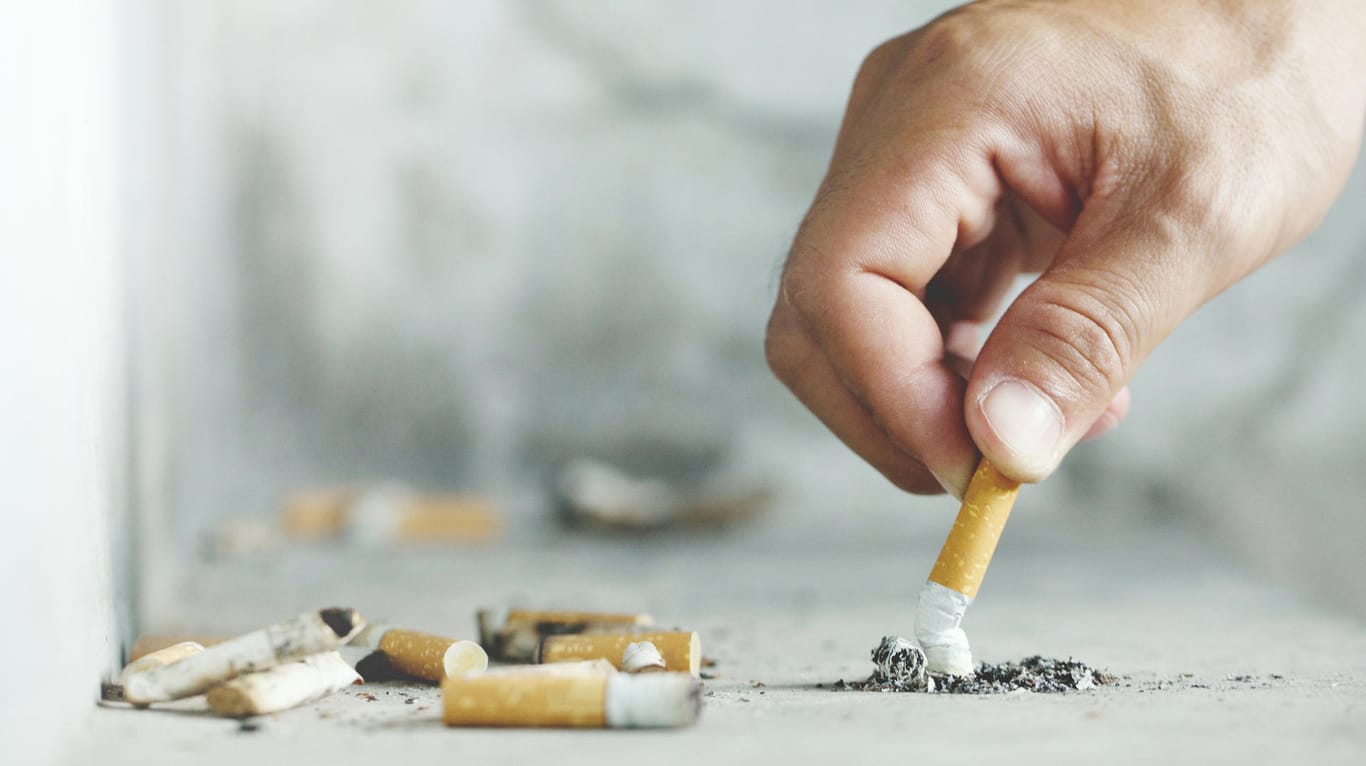 Zigarette ausdrücken: Partner helfen Rauchern, die aufhören möchten – indem sie etwa von Entzugserscheinungen ablenken.