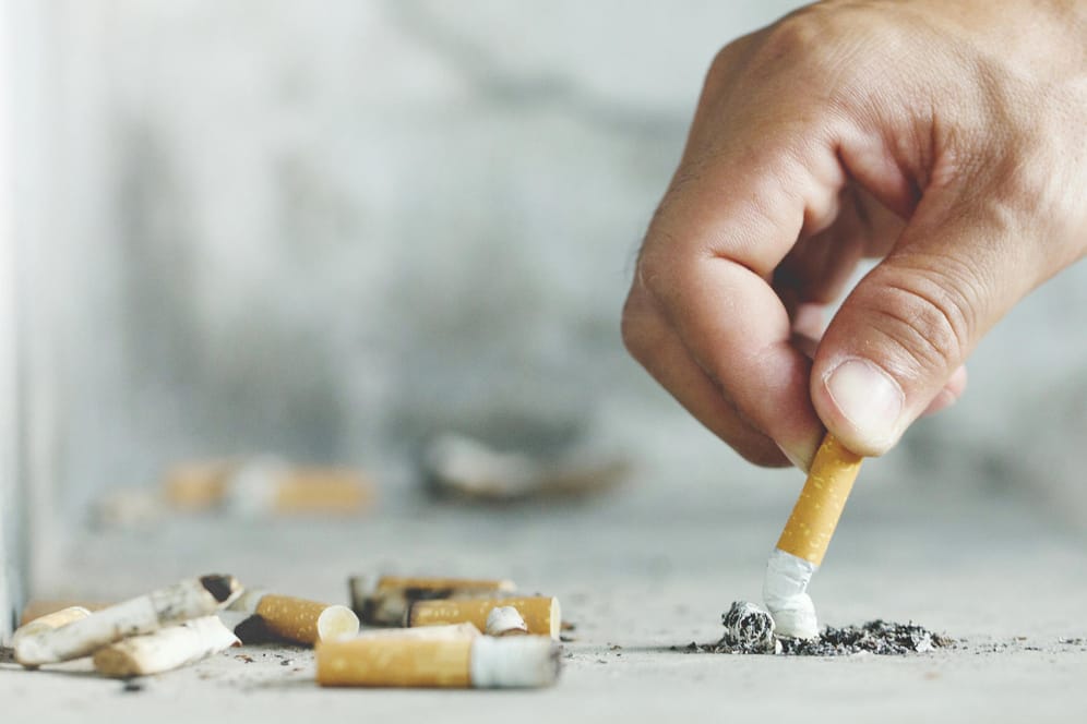Zigarette ausdrücken: Partner helfen Rauchern, die aufhören möchten – indem sie etwa von Entzugserscheinungen ablenken.