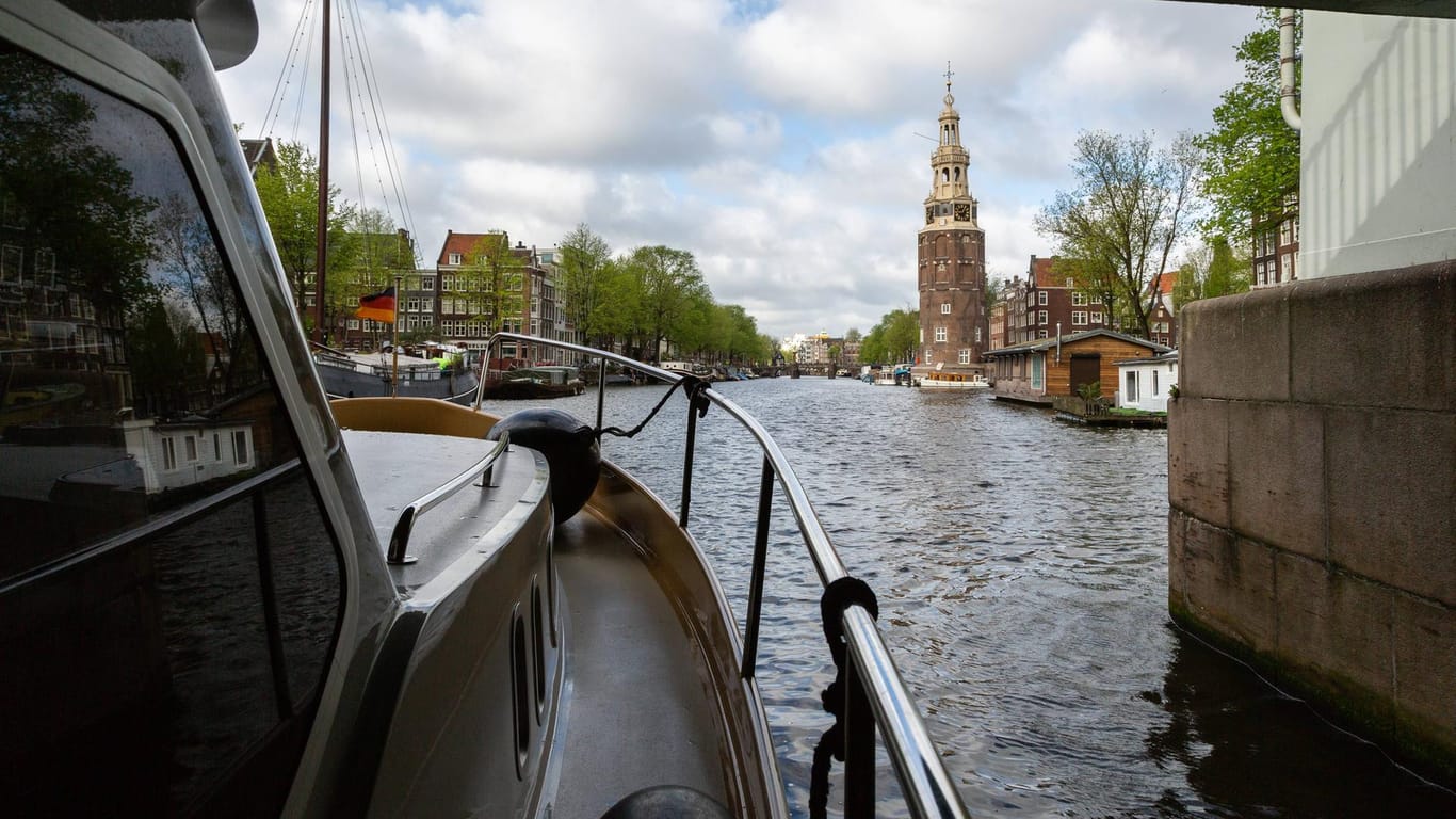 Boot fährt durch eine Brücke (Symbolbild): Eine 42-Jährige ist in Italien bei dem Versuch ums Leben gekommen, eine Kollision zwischen Hausboot und Zugbrücke zu vermeiden.