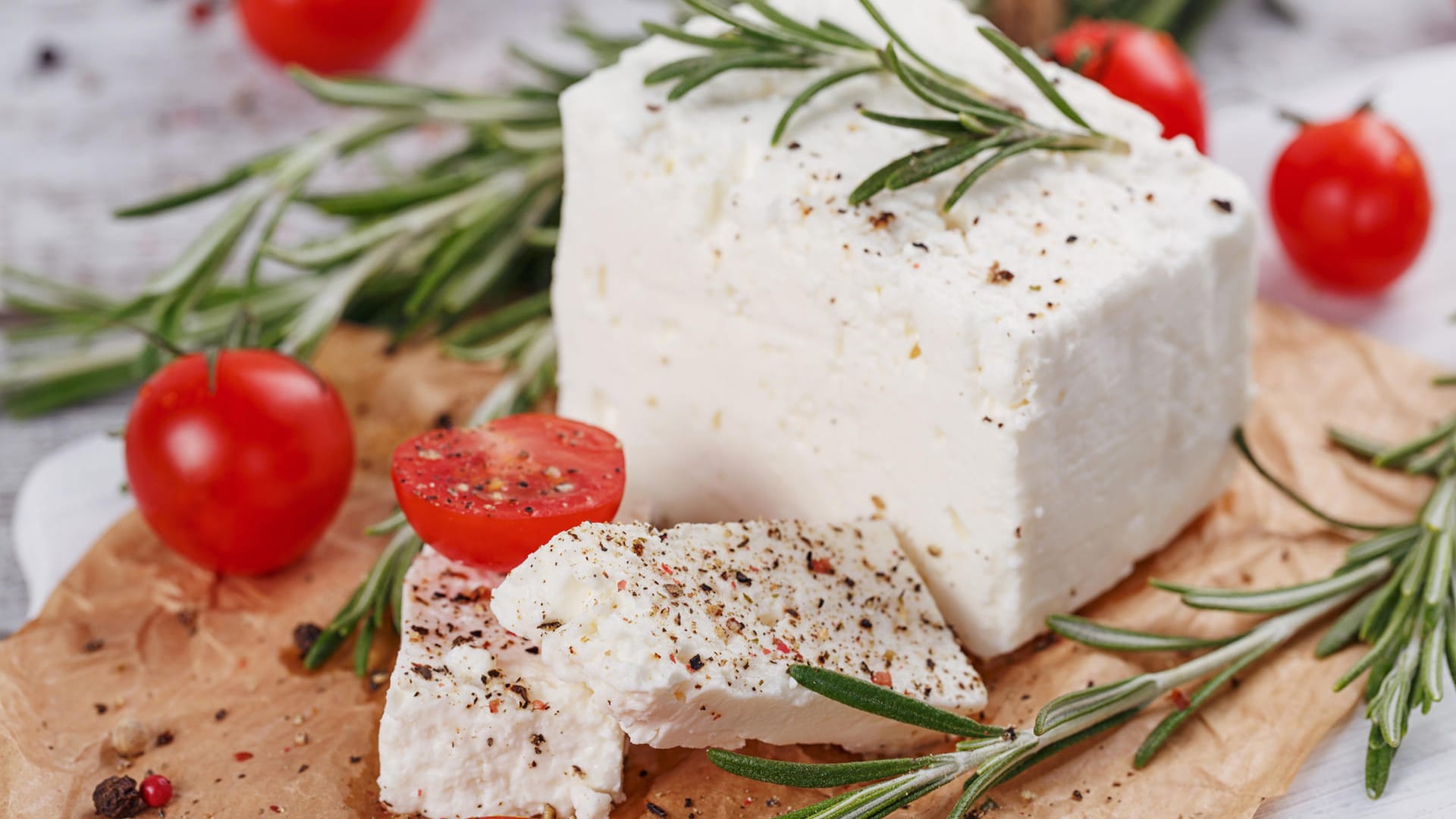 Schafskäse: Wegen einer Verunreinigung mit Bakterien wird Schafskäse einer bestimmten Marke zurückgerufen.