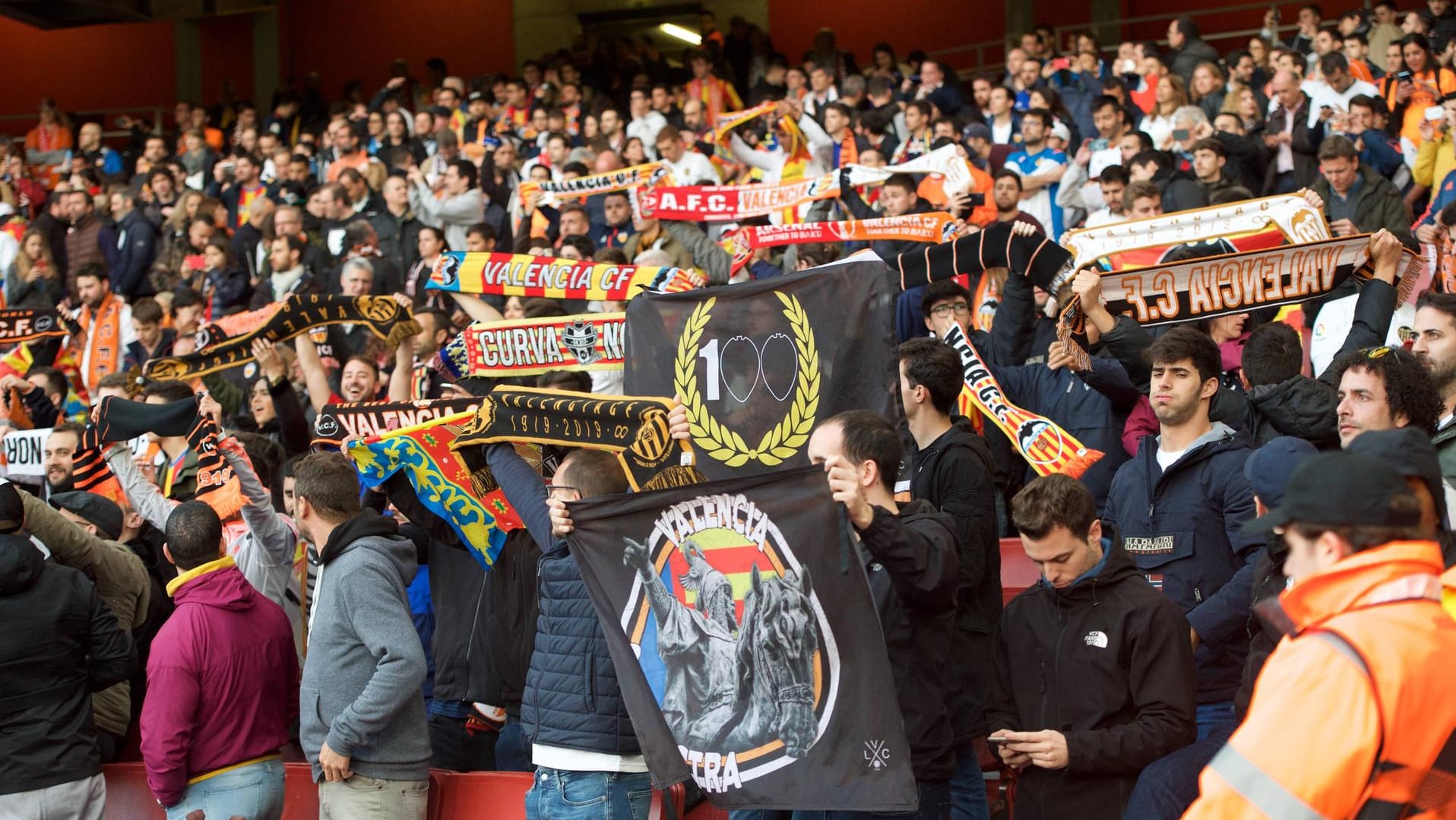 Fielen zum Teil negativ auf: Die Fans des FC Valencia.