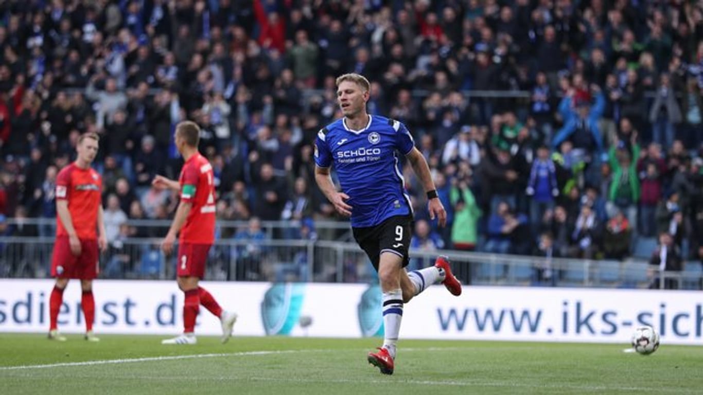 Der Bielefelder Fabian Klos feiert seinen Treffer zum 1:0.