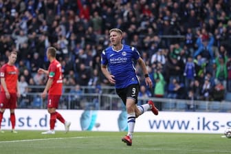 Der Bielefelder Fabian Klos feiert seinen Treffer zum 1:0.