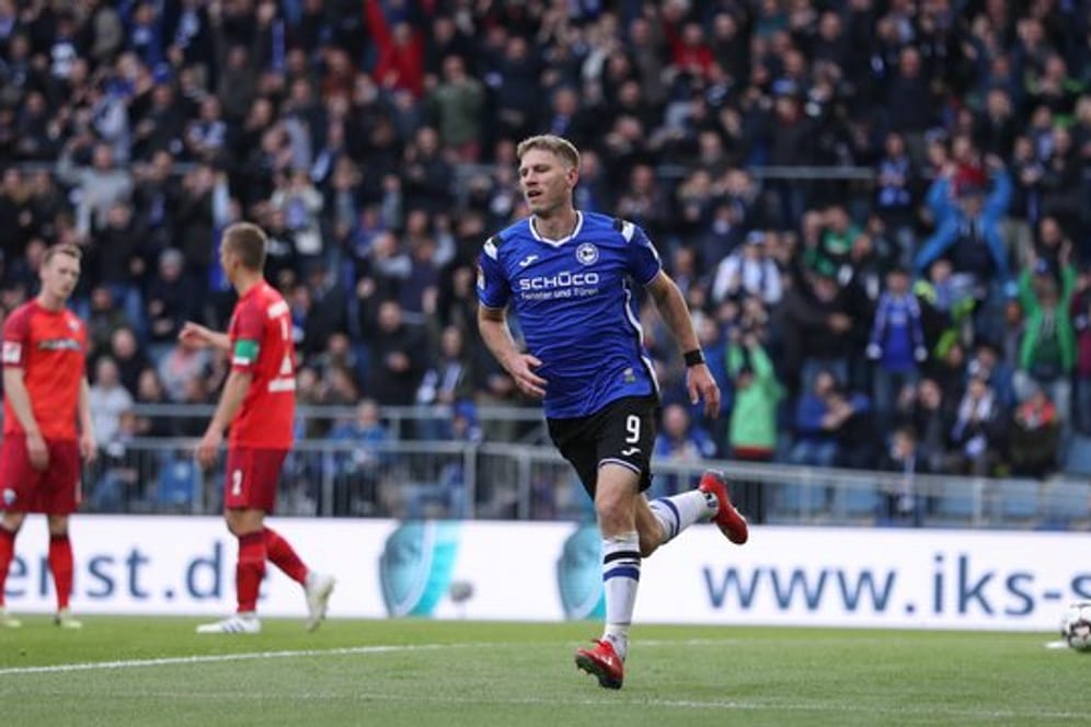 Der Bielefelder Fabian Klos feiert seinen Treffer zum 1:0.