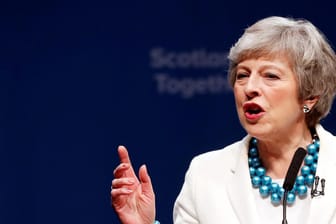 Theresa May: Weil die britische Premierministerin den EU-Austritt ihres Landes nicht geregelt bekommt, verliert ihre Partei Hunderte Sitze. Der größten Oppositionspartei Labour gingen ebenfalls Stimmen verloren.