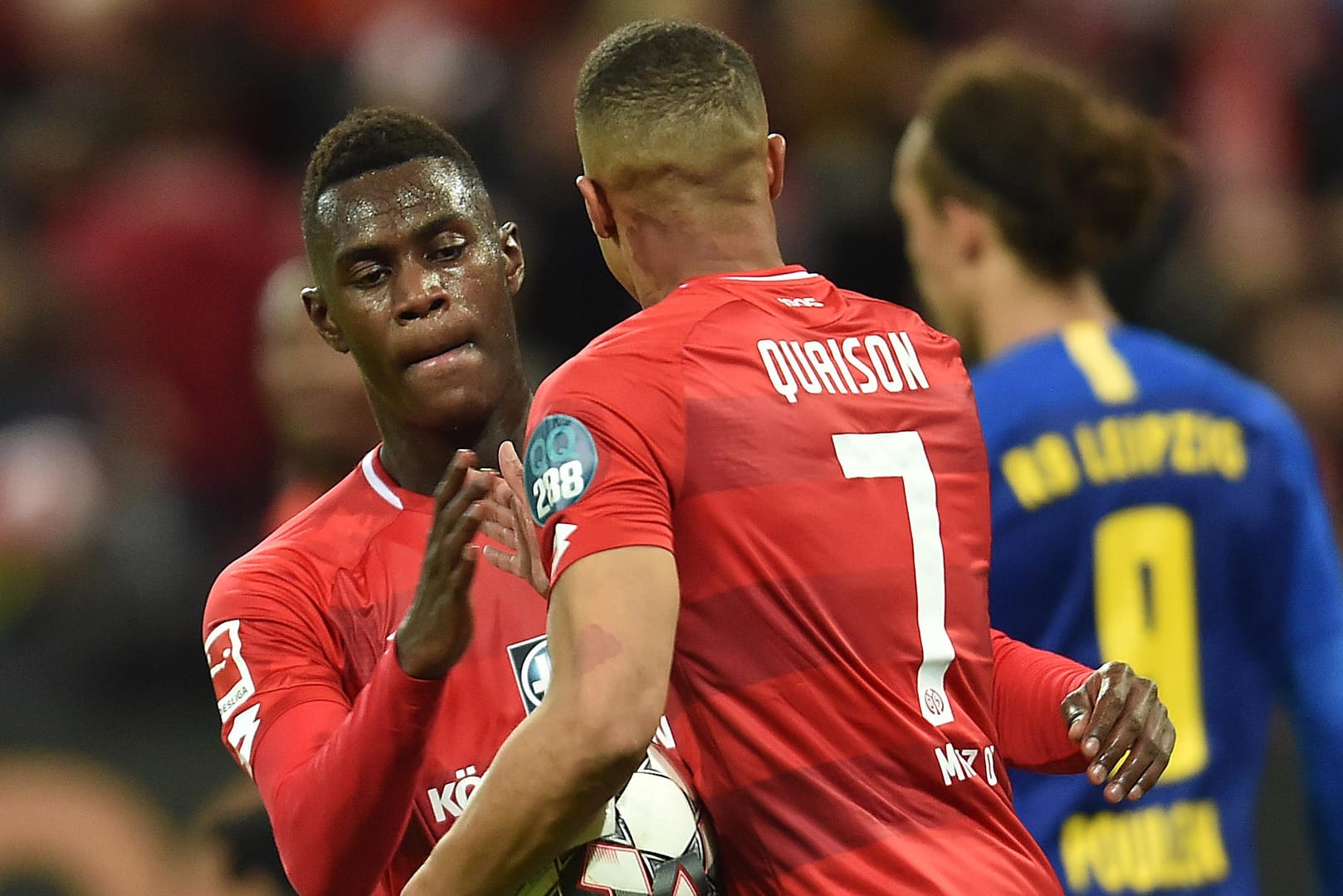 Überraschung: Moussa Niakhaté (l.) und Robin Quaison (m.) jubeln über das 2:3.