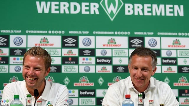 Frank Baumann (r) lobt Werder-Coach Florian Kohfeldt.