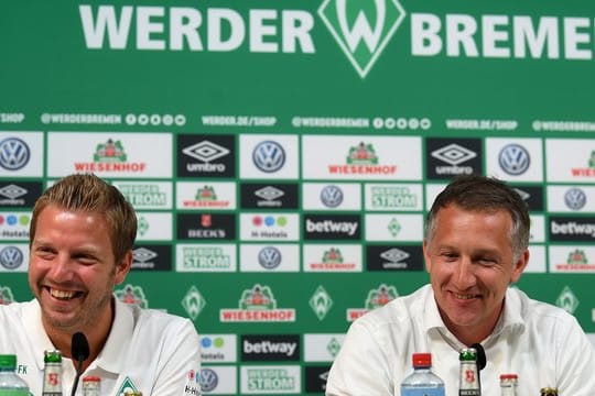 Frank Baumann (r) lobt Werder-Coach Florian Kohfeldt.