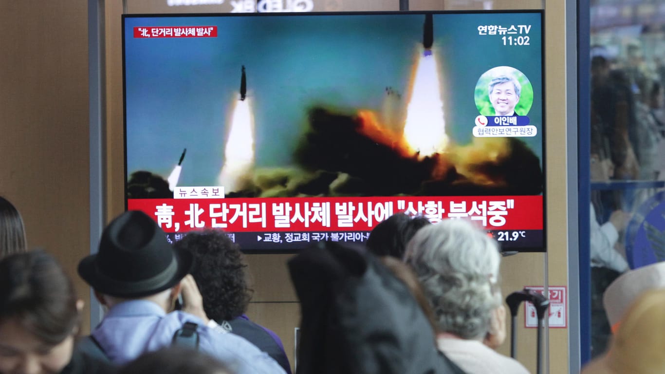 Menschen im Bahnhof von Seoul verfolgen den Raketenstart in Nordkorea: Um was für Raketen es sich handelte, ist bislang unklar.