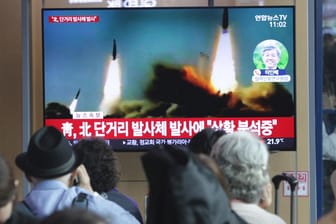 Menschen im Bahnhof von Seoul verfolgen den Raketenstart in Nordkorea: Um was für Raketen es sich handelte, ist bislang unklar.