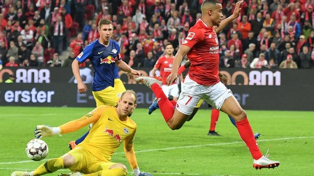 Dreimal musste RB-Keeper Peter Gulacsi (M) bei Leipzigs 3:3 in Mainz hinter sich greifen. Dreimal musste RB-Keeper Peter Gulacsi (M) bei Leipzigs 3:3 in Mainz hinter sich greifen.