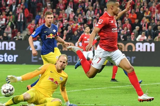 Dreimal musste RB-Keeper Peter Gulacsi (M) bei Leipzigs 3:3 in Mainz hinter sich greifen.