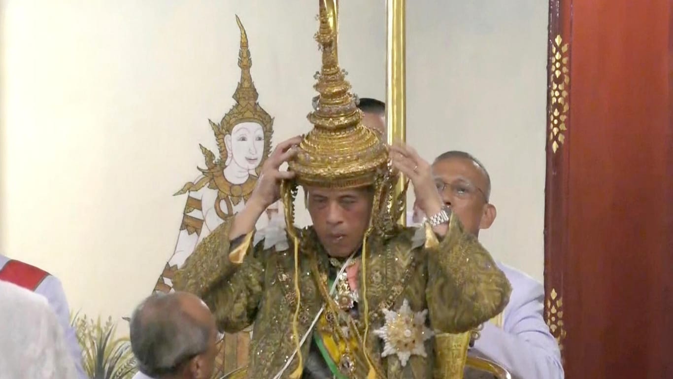 Krönung in Bangkok: 66 Zentimeter hoch ist die Krone, die sich Maha Vajiralongkorn im Königspalast aufgesetzt hat.