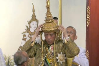 Krönung in Bangkok: 66 Zentimeter hoch ist die Krone, die sich Maha Vajiralongkorn im Königspalast aufgesetzt hat.