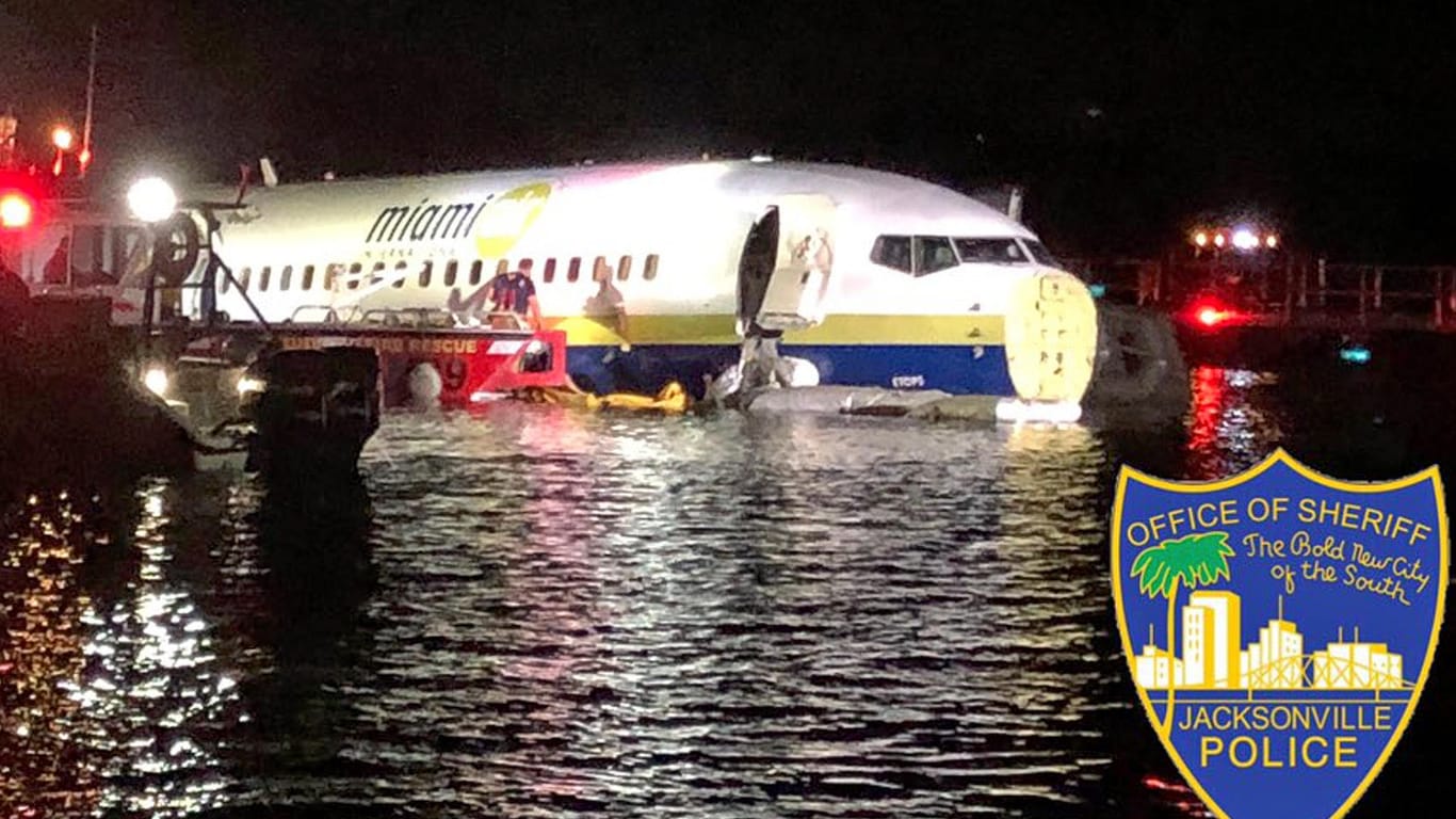 Jacksonville, USA: Eine Boeing 737 rutschte nach einer Bruchlandung in einen Fluss.