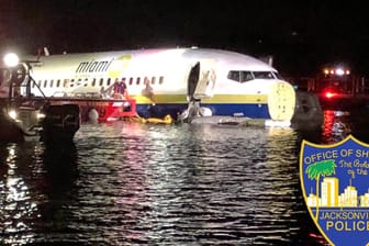 Jacksonville, USA: Eine Boeing 737 rutschte nach einer Bruchlandung in einen Fluss.