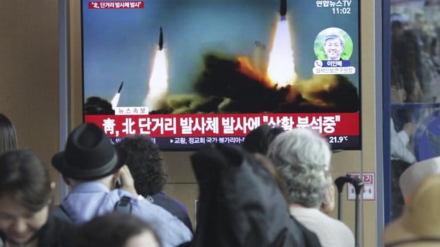 Passanten in Seoul schauen eine Nachrichtensendung über den jüngsten Raketenstart Nordkoreas. Passanten in Seoul schauen eine Nachrichtensendung über den jüngsten Raketenstart Nordkoreas.