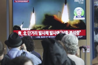 Passanten in Seoul schauen eine Nachrichtensendung über den jüngsten Raketenstart Nordkoreas.