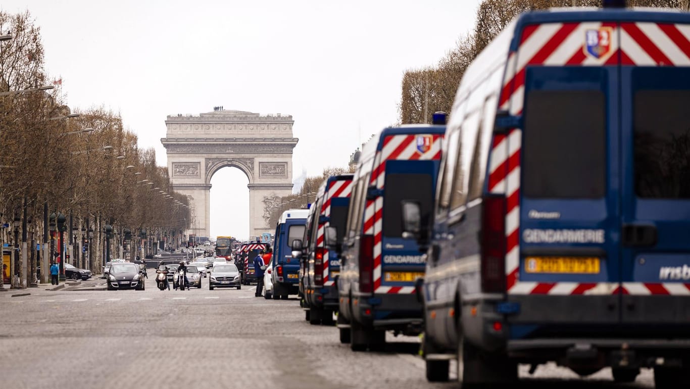 Französische Polizeiautos nahe des Triumphbogens in Paris: Dort sind zwei Deutsche im Alter von 17 und 22 Jahren festgenommen worden.