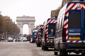 Französische Polizeiautos nahe des Triumphbogens in Paris: Dort sind zwei Deutsche im Alter von 17 und 22 Jahren festgenommen worden.
