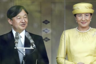 Kaiser Naruhito und Kaiserin Masako: Er hielt eine Rede auf dem Balkon des Palastes.