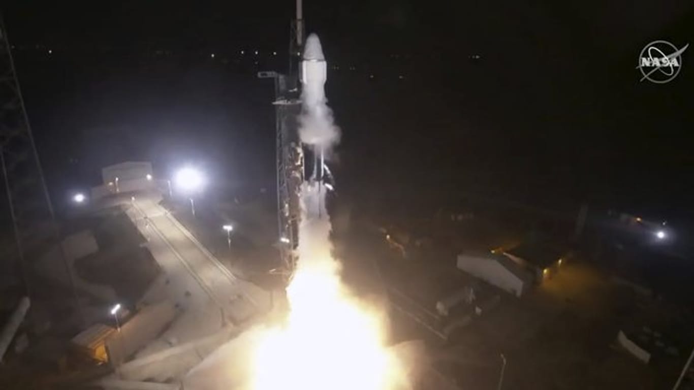 In diesem von der NASA aufgenommenen Bild hebt eine SpaceX Falcon-Rakete mit Vorräten und Ausrüstung von Cape Canaveral zur ISS ab.