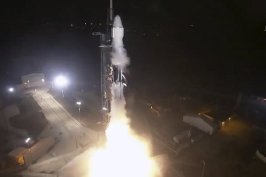In diesem von der NASA aufgenommenen Bild hebt eine SpaceX Falcon-Rakete mit Vorräten und Ausrüstung von Cape Canaveral zur ISS ab.