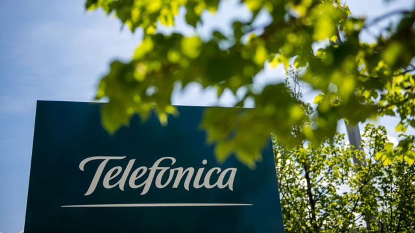Das Logo des Telekommunikationsanbieters Telefonica ist auf einem Schild in der Nähe der Zentrale zu sehen.