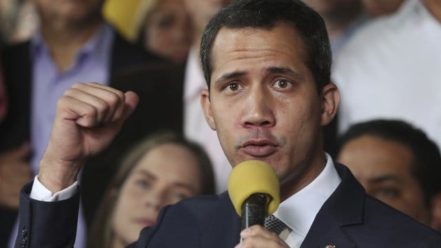 Juan Guaido erwartet nach eigenen Angaben, dass sich zahlreiche hochrangige Militärs im Machtkampf mit Staatschef Maduro auf seine Seite schlagen werden.