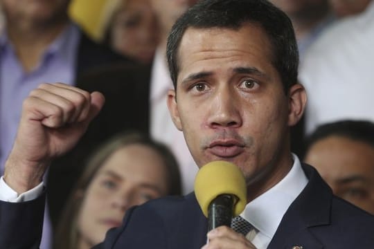 Juan Guaido erwartet nach eigenen Angaben, dass sich zahlreiche hochrangige Militärs im Machtkampf mit Staatschef Maduro auf seine Seite schlagen werden.