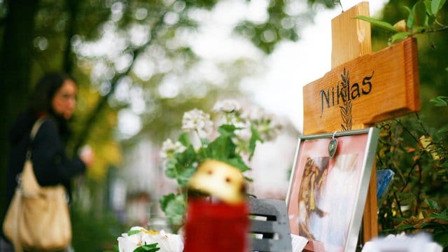 Blumen und Kerzen stehen in Bonn neben einem Holzkreuz an der Stelle, an der der später verstorbene Niklas P. Blumen und Kerzen stehen in Bonn neben einem Holzkreuz an der Stelle, an der der später verstorbene Niklas P.