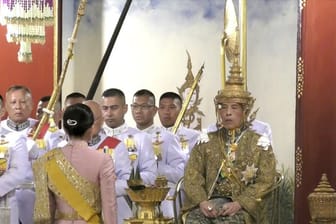 Thailands König Maha Vajiralongkorn trägt bei einer feierlichen Zeremonie seiner Krönung am Samstag 4.