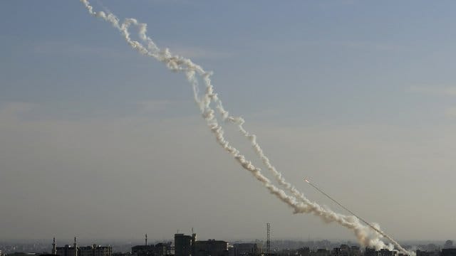 Raketen werden vom Gazastreifen aus nach Israel abgefeuert. Raketen werden vom Gazastreifen aus nach Israel abgefeuert.