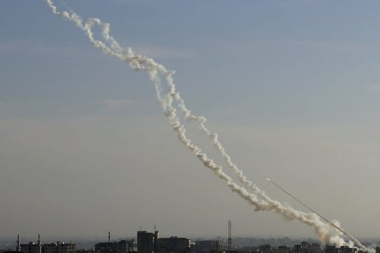 Raketen werden vom Gazastreifen aus nach Israel abgefeuert.