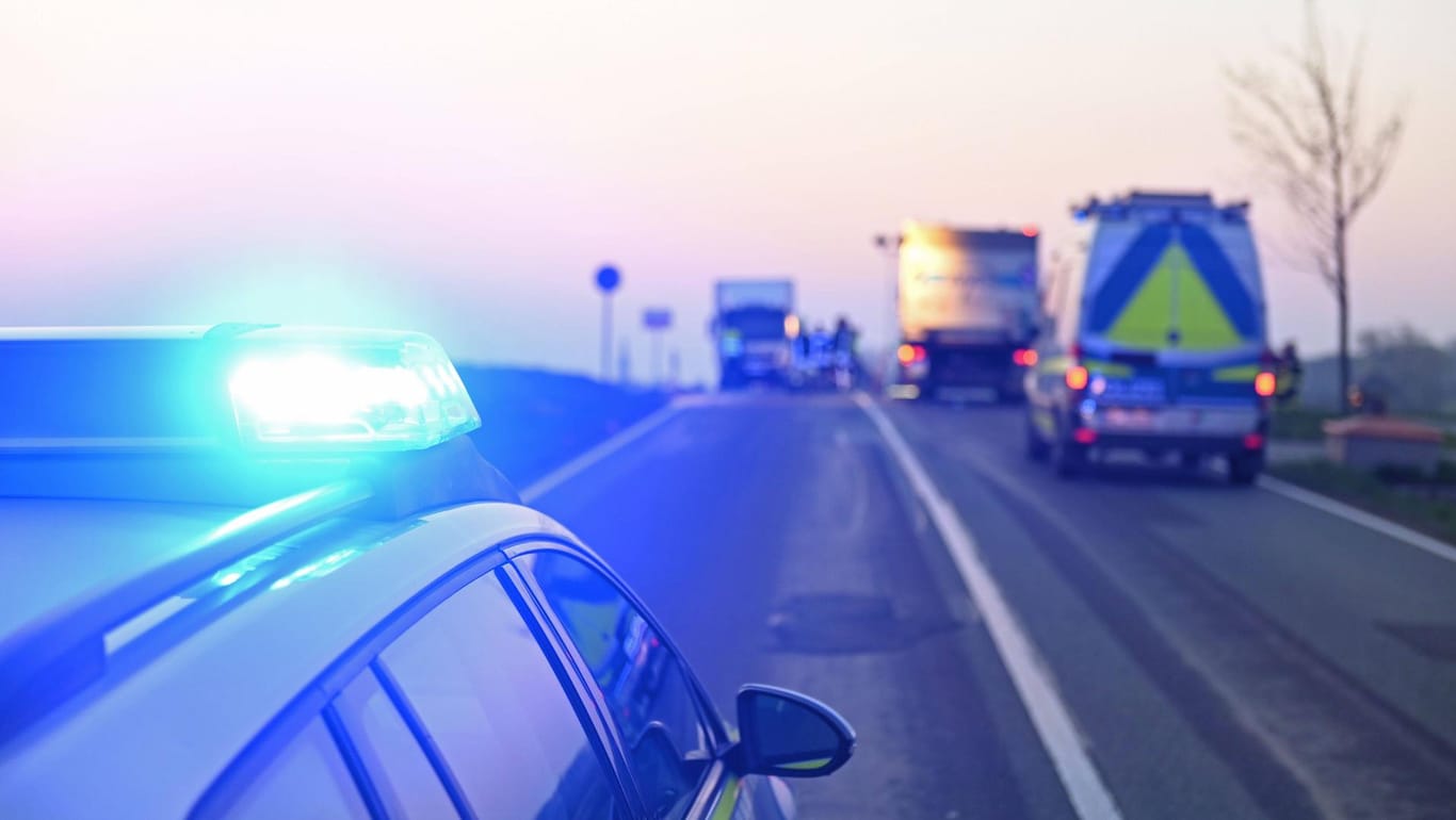 Polizeiwagen mit Blaulicht steht an einer Straße (Symbolbild): Mit einem allzu offensichtlichen Platztausch in ihrem Auto haben sich zwei Männer Ärger eingehandelt.