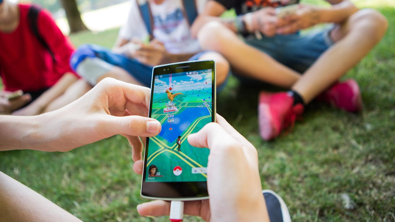 Ein Smartphone mit "Pokémon Go": In Dortmund findet im Juni ein Fantreffen des Spiels statt.