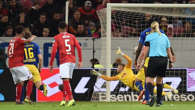 Karim Onisiwo (l) lässt RB-Keeper Peter Gulacsi keine Chance.