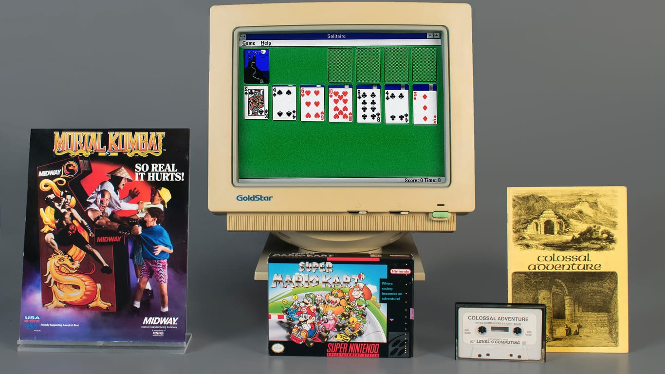 Die Spiele "Mortal Kombat "Super Mario Kart," und "Colossal Cave Adventure."Auf dem Monitor ist "Solitär" zu sehen: Das Spiel wurde in die "Hall of Fame" des Strong Museum of Play aufgenommen.