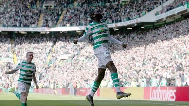 Celtics Odsonne Edouard (r) feiert das Tor zum 3:0 gegen den FC Aberdeen. Celtics Odsonne Edouard (r) feiert das Tor zum 3:0 gegen den FC Aberdeen.