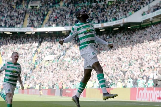 Celtics Odsonne Edouard (r) feiert das Tor zum 3:0 gegen den FC Aberdeen.