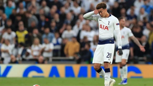 Tottenhams Dele Alli wischt sich nach dem Tor zum 0:1 mit der Hand über die Stirn. Tottenhams Dele Alli wischt sich nach dem Tor zum 0:1 mit der Hand über die Stirn.