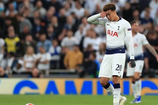 Tottenhams Dele Alli wischt sich nach dem Tor zum 0:1 mit der Hand über die Stirn.