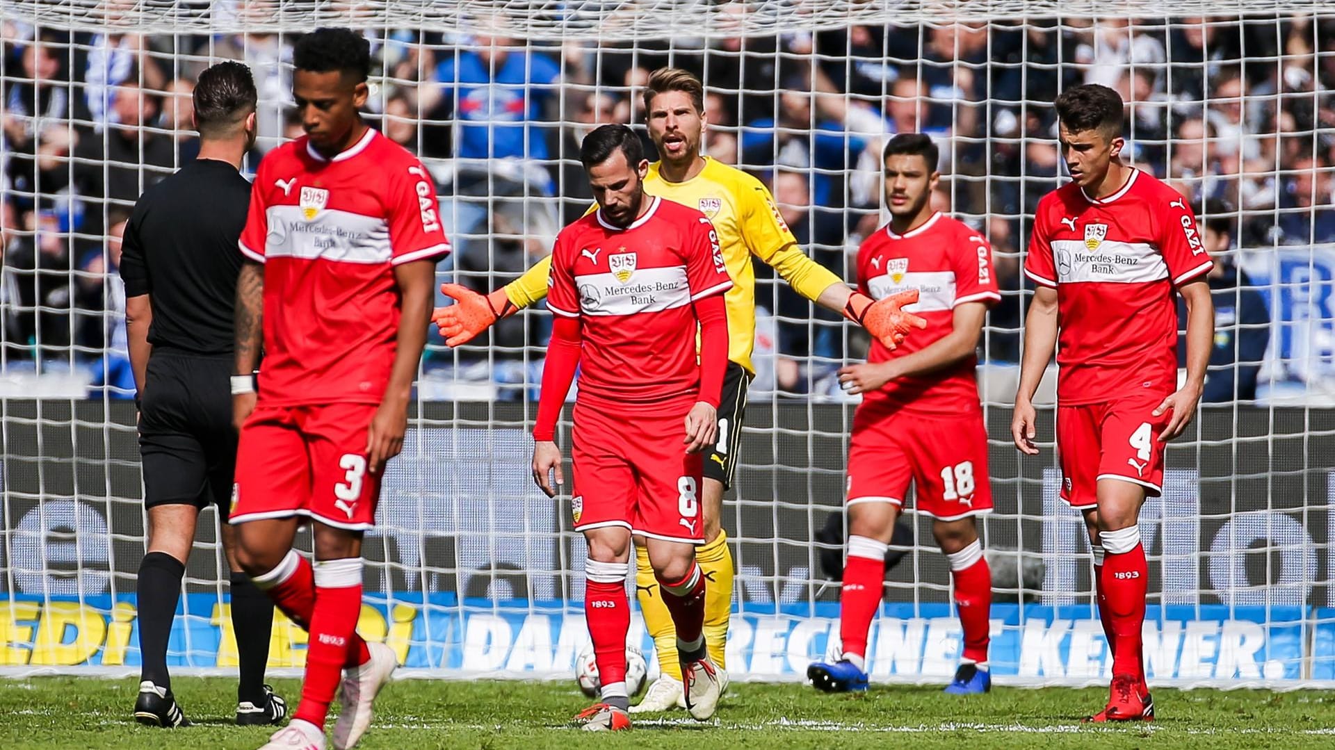 Die Spieler des VfB Stuttgart lassen im Berliner Olympiastadion die Köpfe hängen.