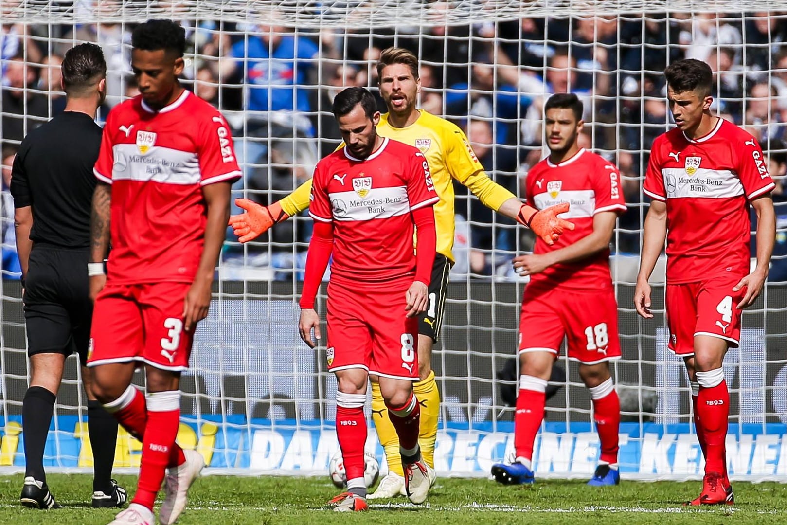 Die Spieler des VfB Stuttgart lassen im Berliner Olympiastadion die Köpfe hängen.