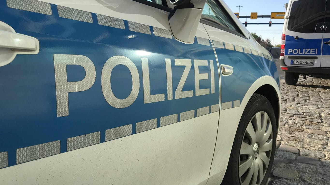 Einsatzfahrzeug der Polizei: In Magdeburg hat ein Mann Passanten mit Flaschen attackiert.