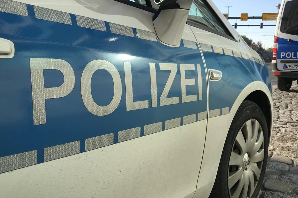 Einsatzfahrzeug der Polizei: In Magdeburg hat ein Mann Passanten mit Flaschen attackiert.