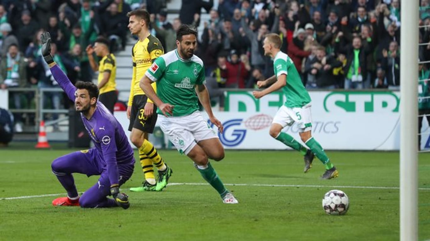 Bremens Torschütze Claudio Pizarro (M) hat den Treffer zum 2:2 erzielt während BVB-Torwart Roman Bürki (l) reklamiert.