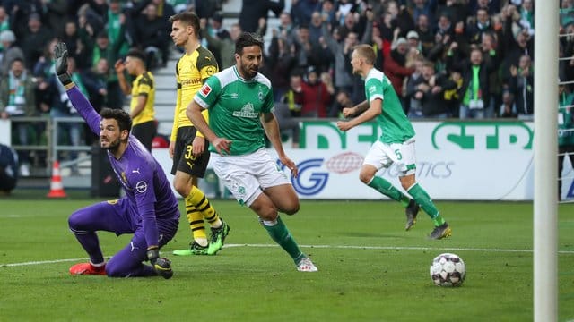 Bremens Torschütze Claudio Pizarro (M) hat den Treffer zum 2:2 erzielt während BVB-Torwart Roman Bürki (l) reklamiert. Bremens Torschütze Claudio Pizarro (M) hat den Treffer zum 2:2 erzielt während BVB-Torwart Roman Bürki (l) reklamiert.
