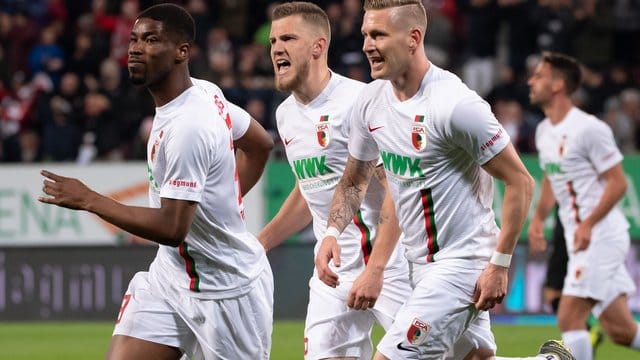 Der FC Augsburg konnte am Samstag durch Niederlagen der Konkurrenz den Klassenerhalt am TV feiern. Der FC Augsburg konnte am Samstag durch Niederlagen der Konkurrenz den Klassenerhalt am TV feiern.